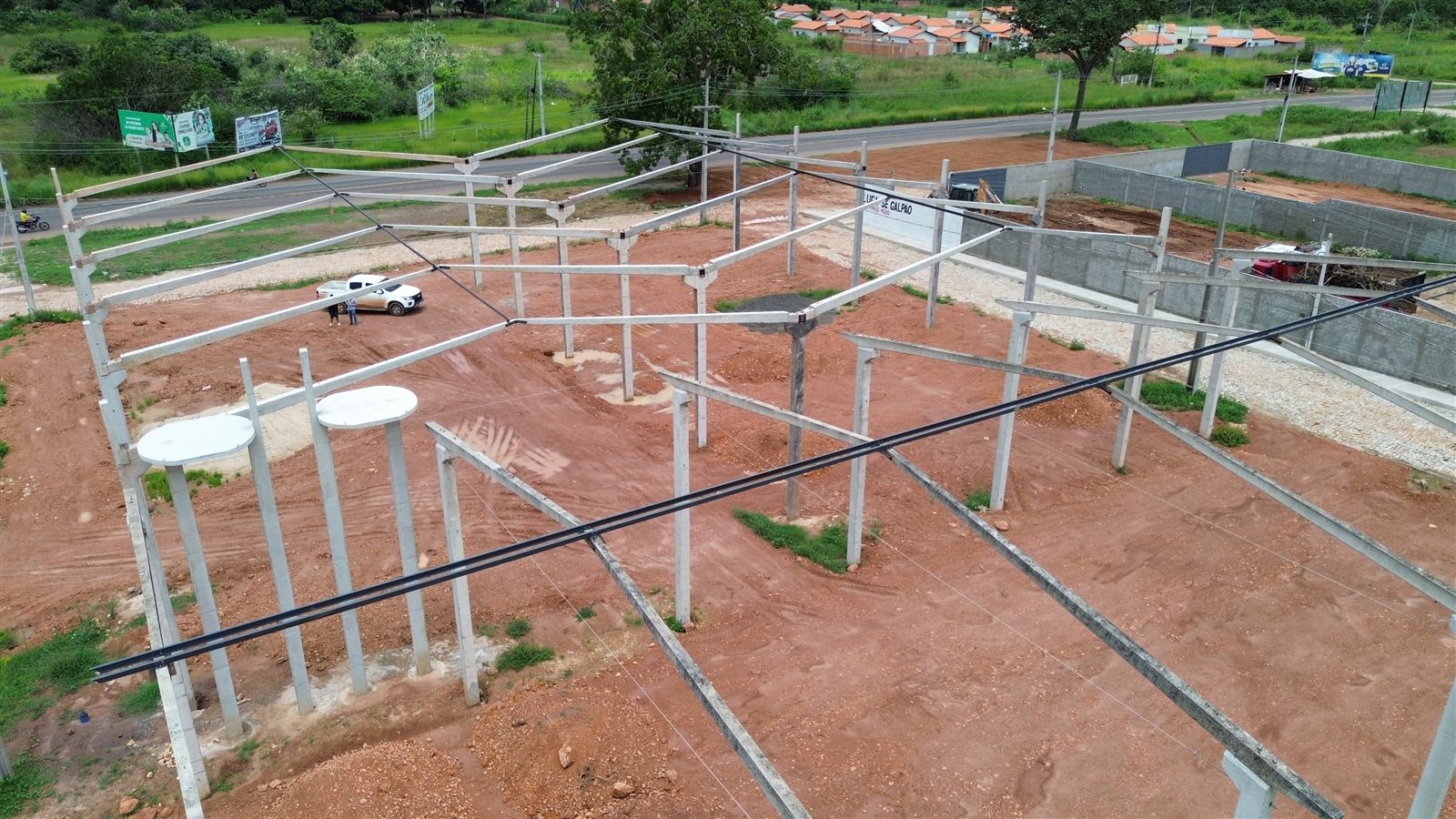 Estrutura pré-moldada em fase de vigamento