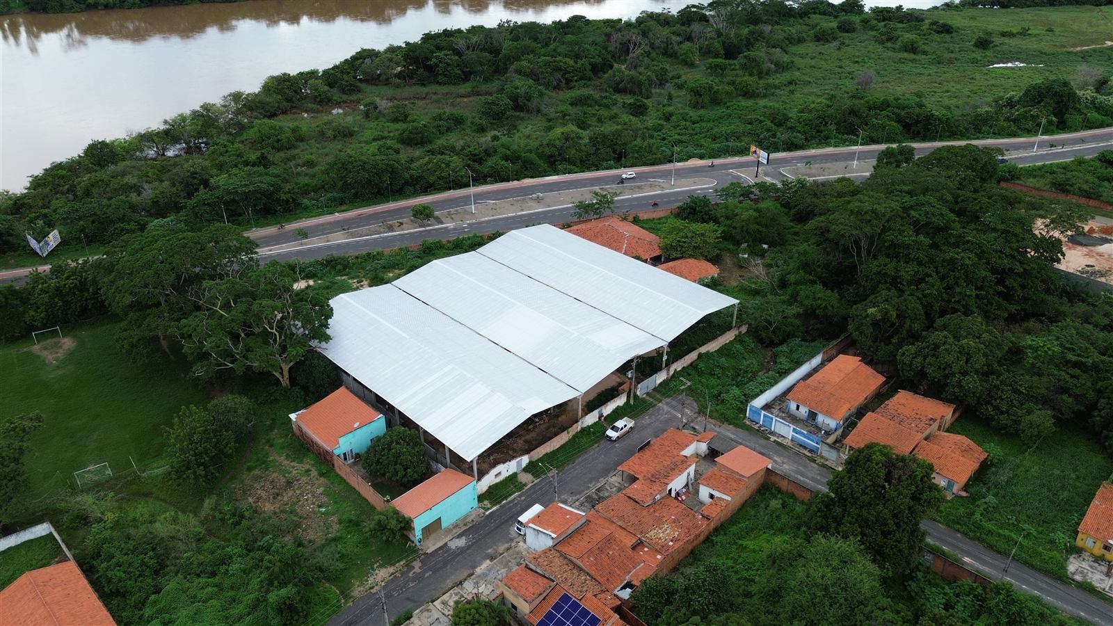 Galpão comercial finalizado às margens do rio