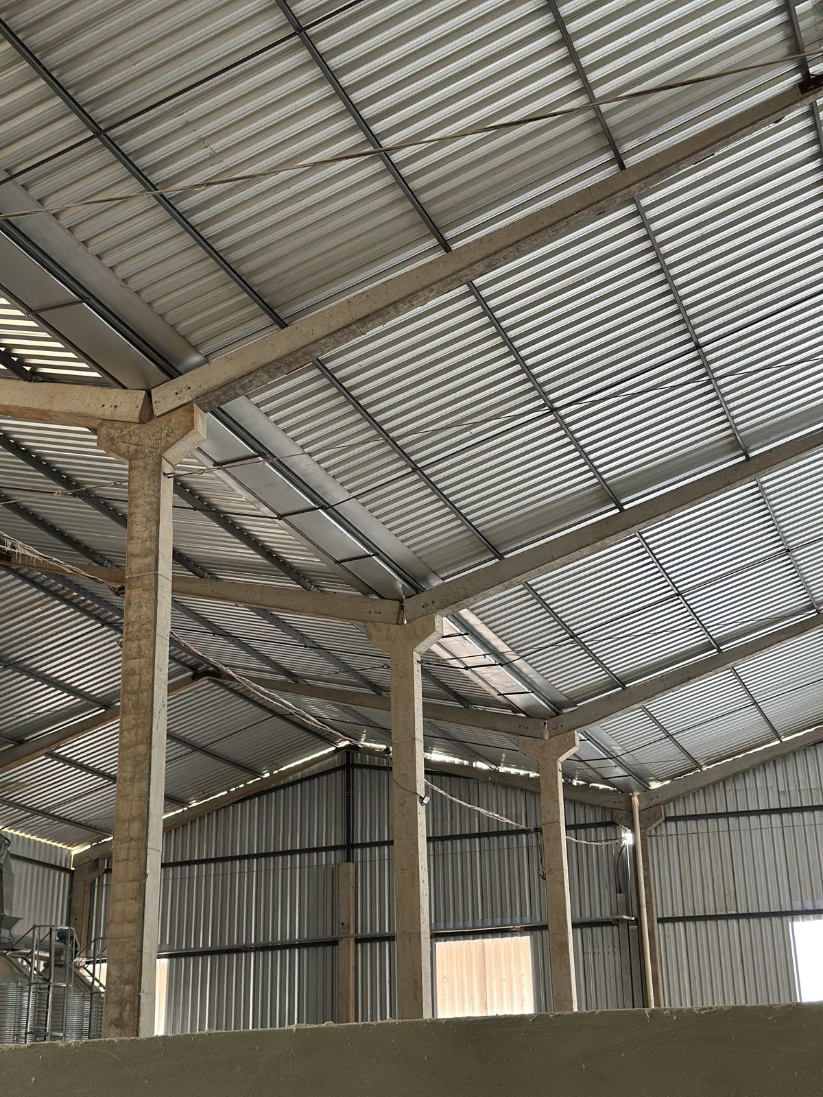Interior de galpão da Granja Sofhia, com pilares pré-moldados de concreto
